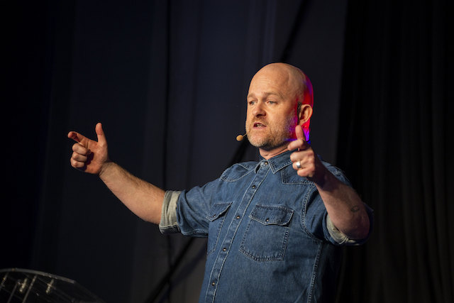male speaker at one of blue arrow's hybrid conferences, planned by connectin events